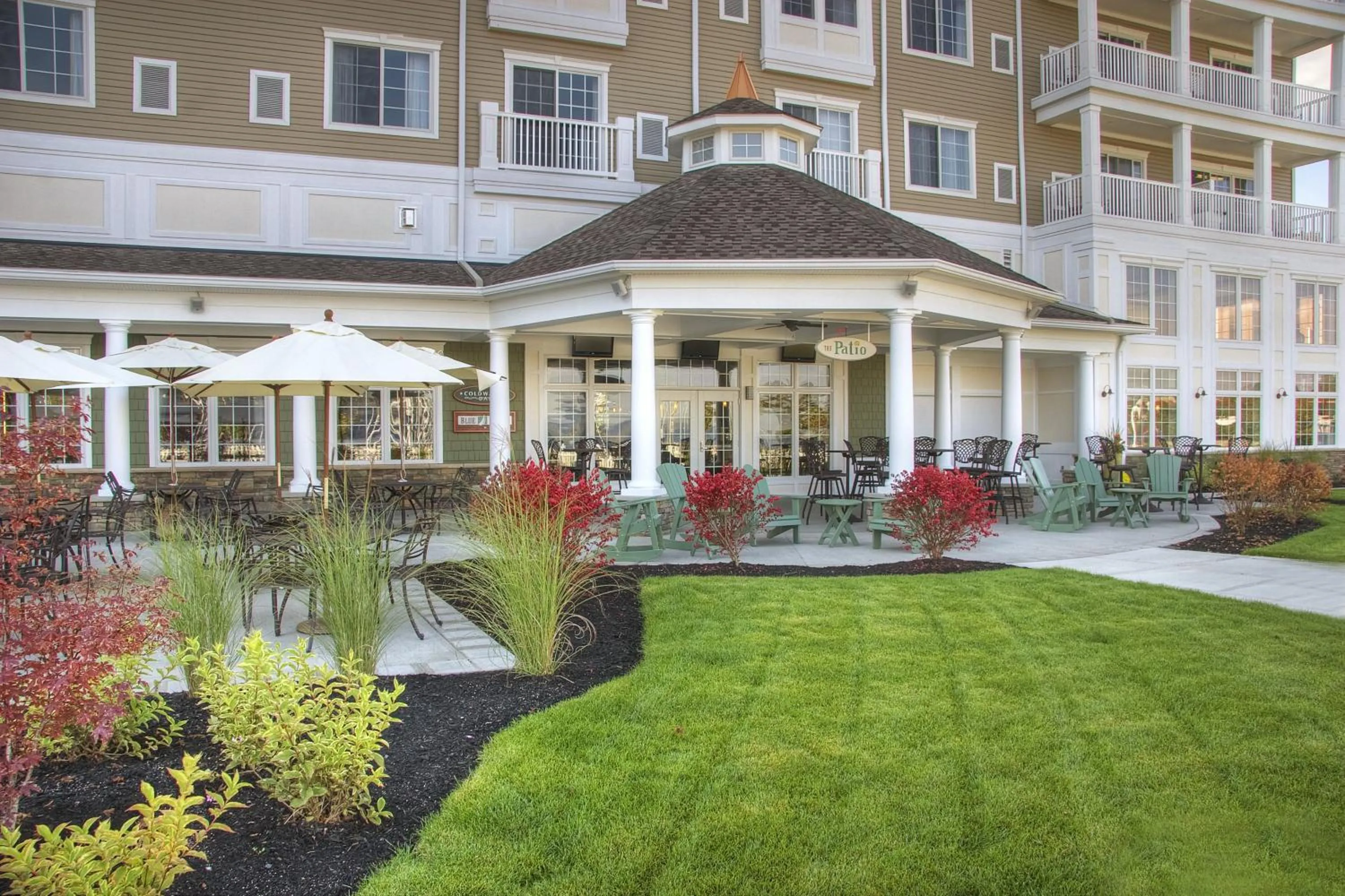 Facade/entrance in Watkins Glen Harbor Hotel