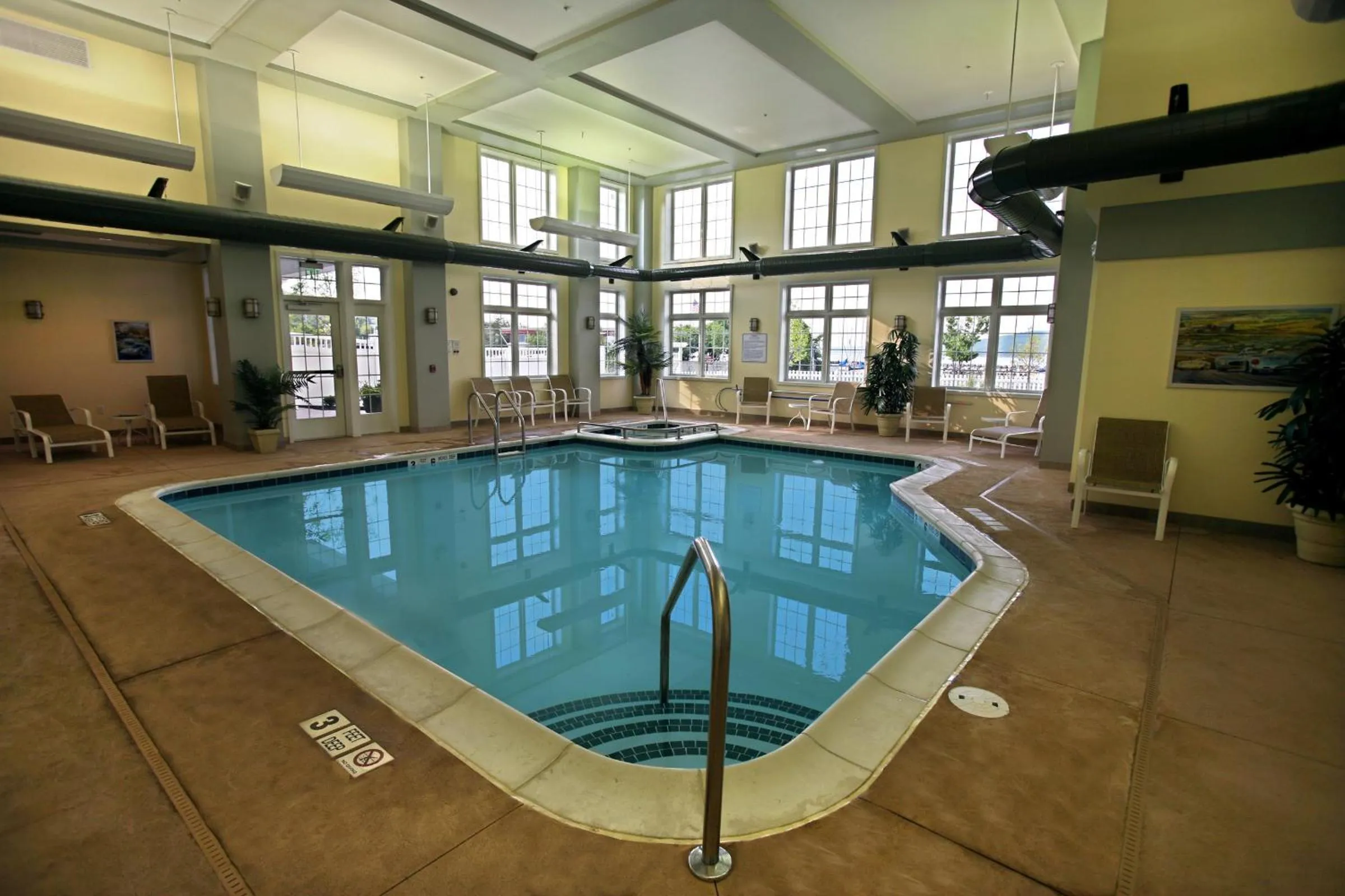 Swimming pool in Watkins Glen Harbor Hotel