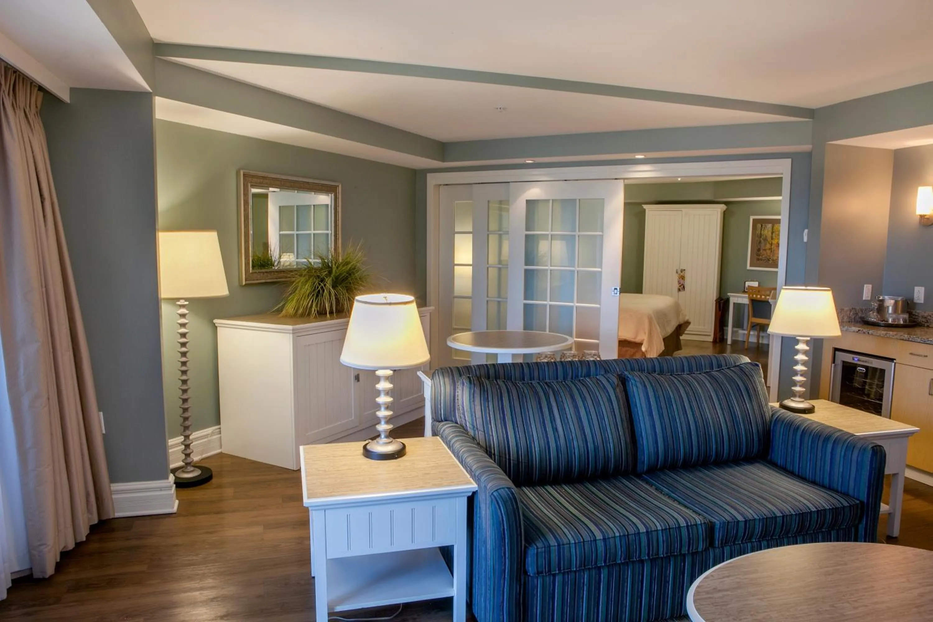 Living room in Watkins Glen Harbor Hotel