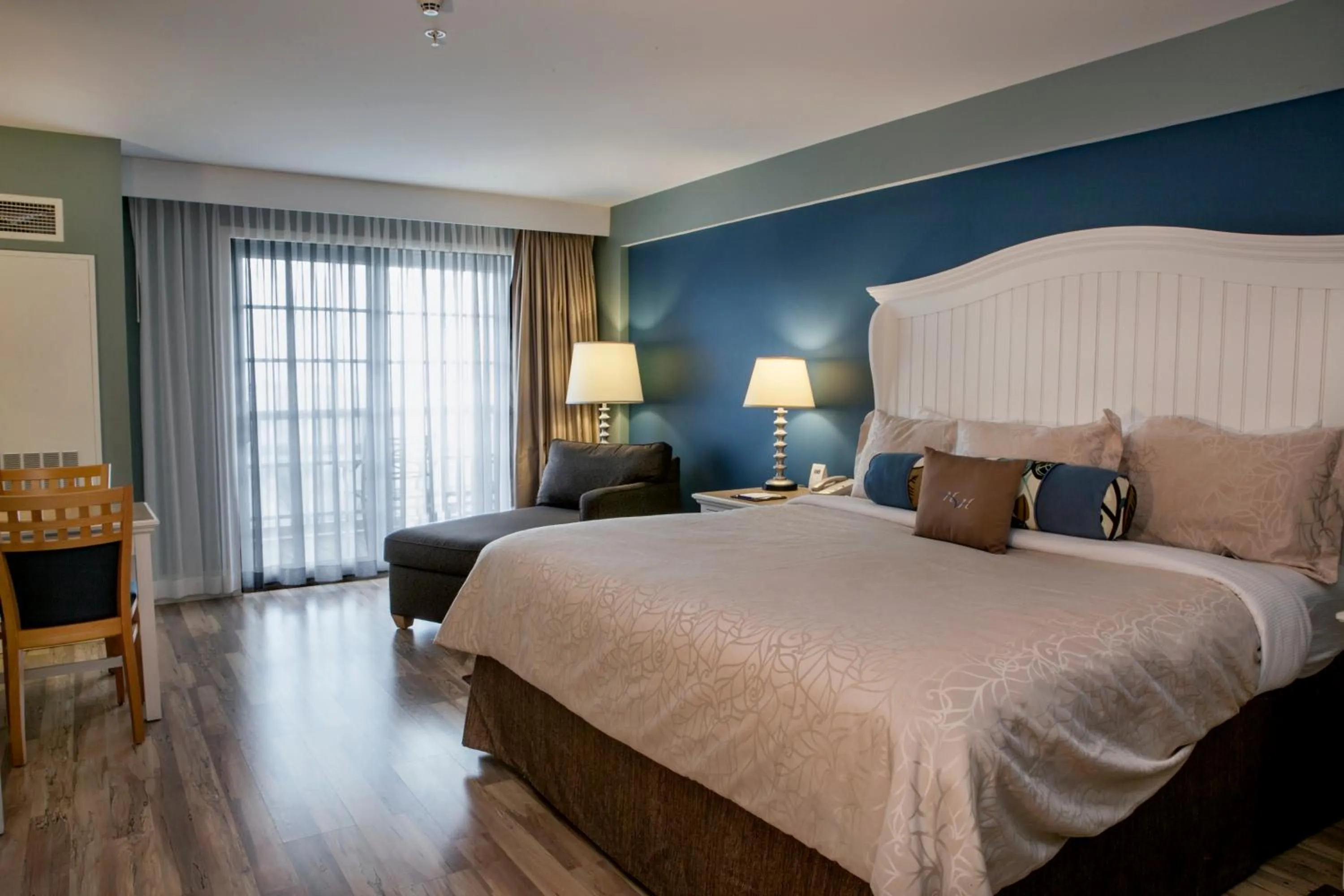 Bedroom, Bed in Watkins Glen Harbor Hotel