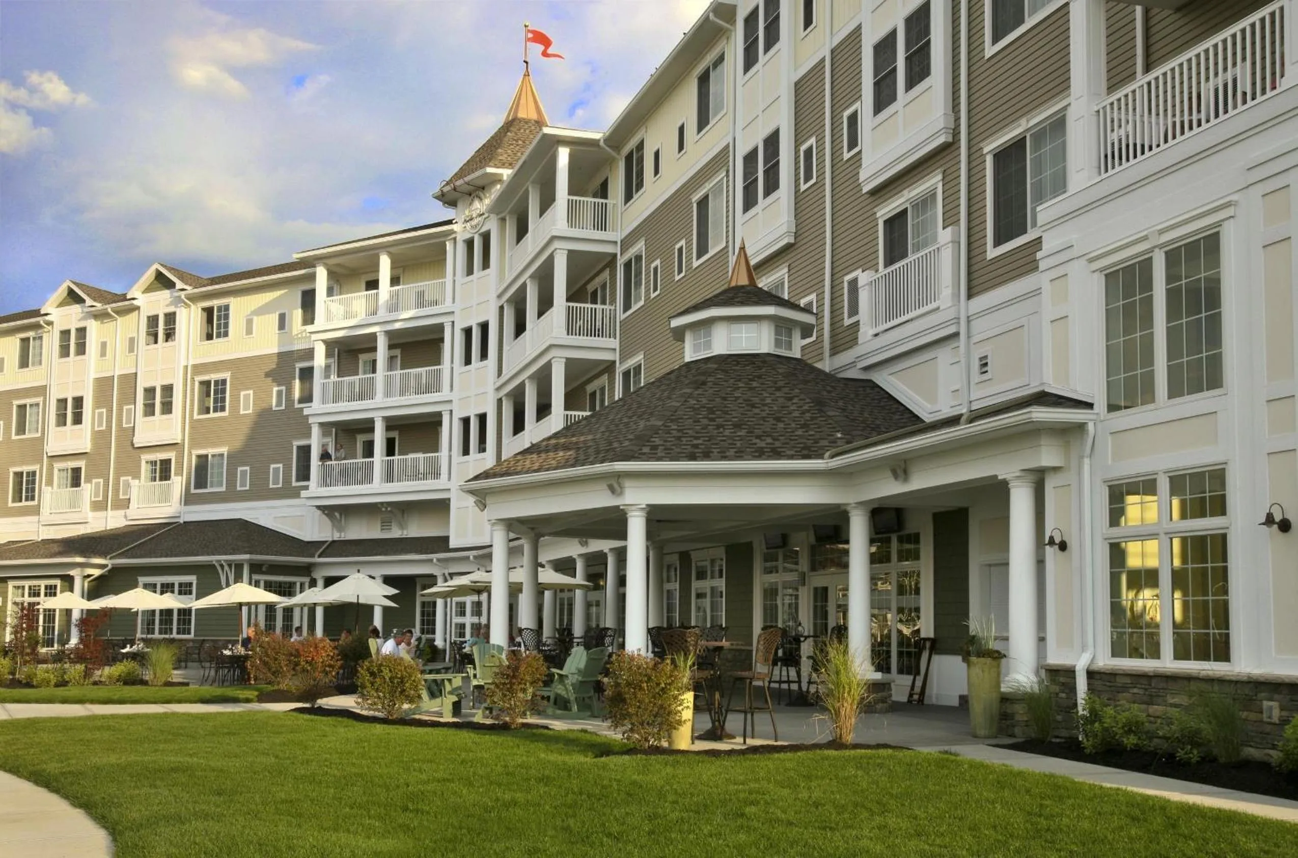 Facade/entrance in Watkins Glen Harbor Hotel