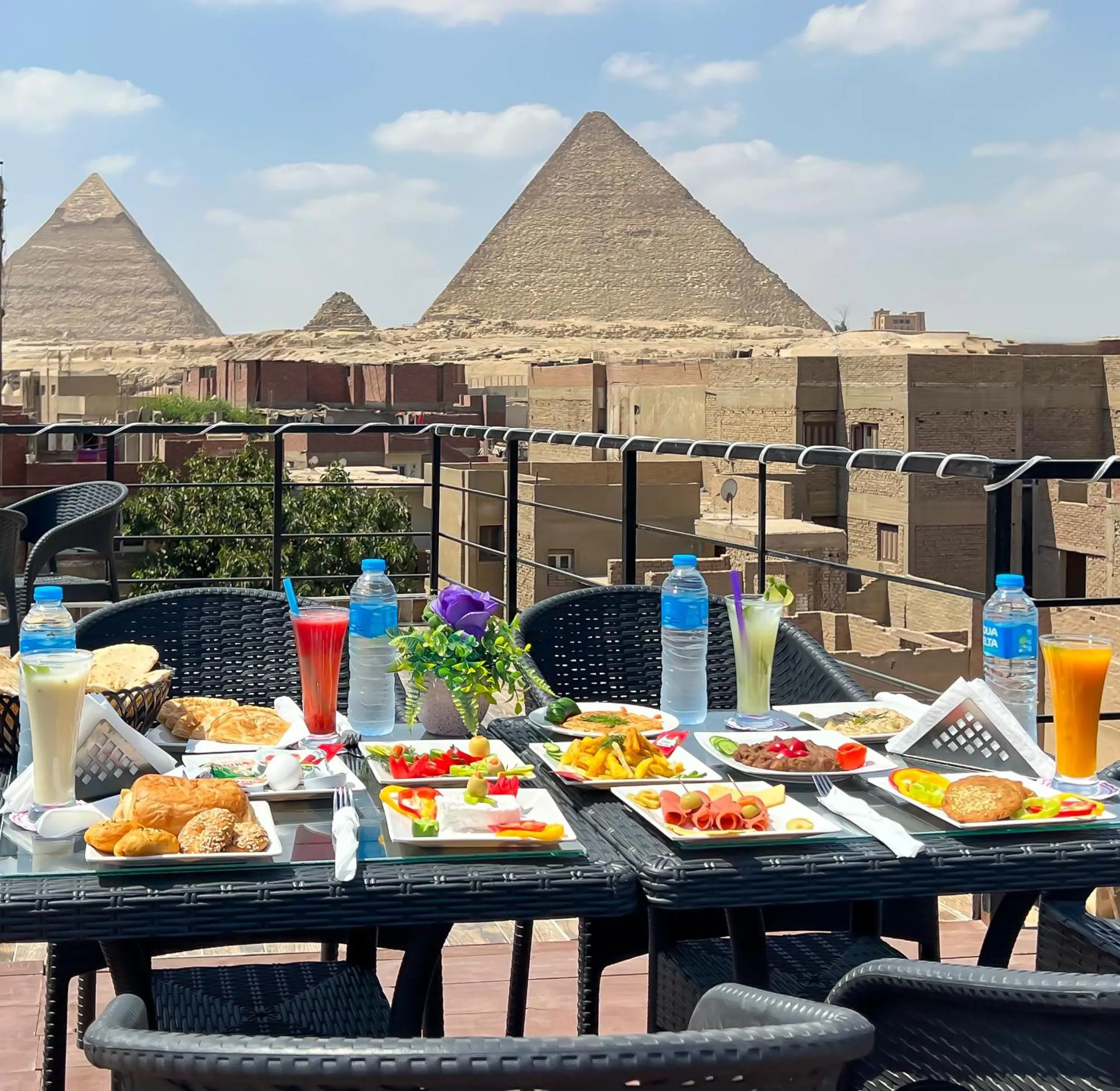 Restaurant/places to eat in Turquoise Pyramids Gate Hotel City Centre