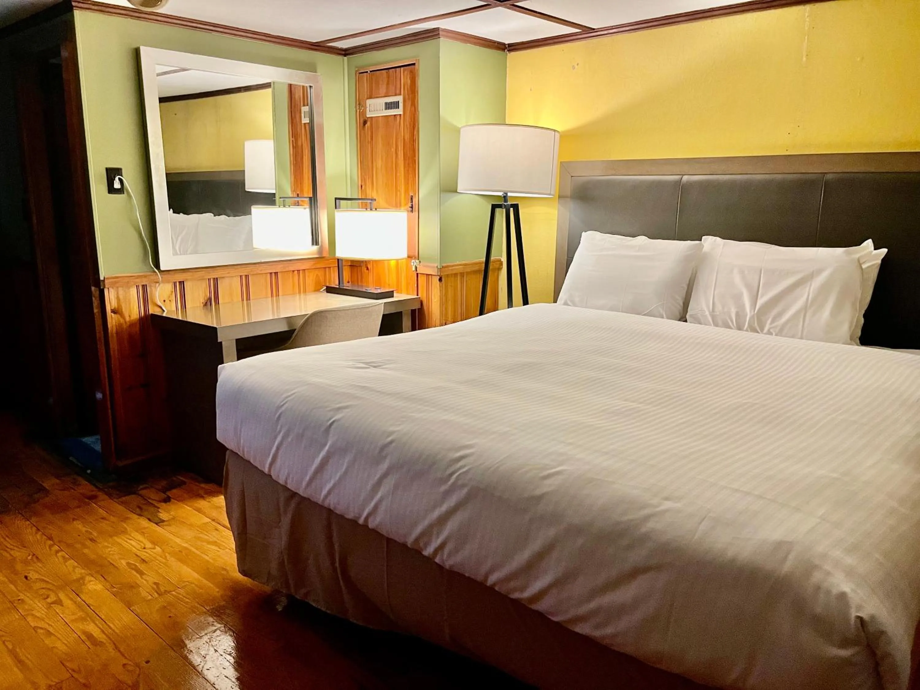 Bed in White Mountain Cottages