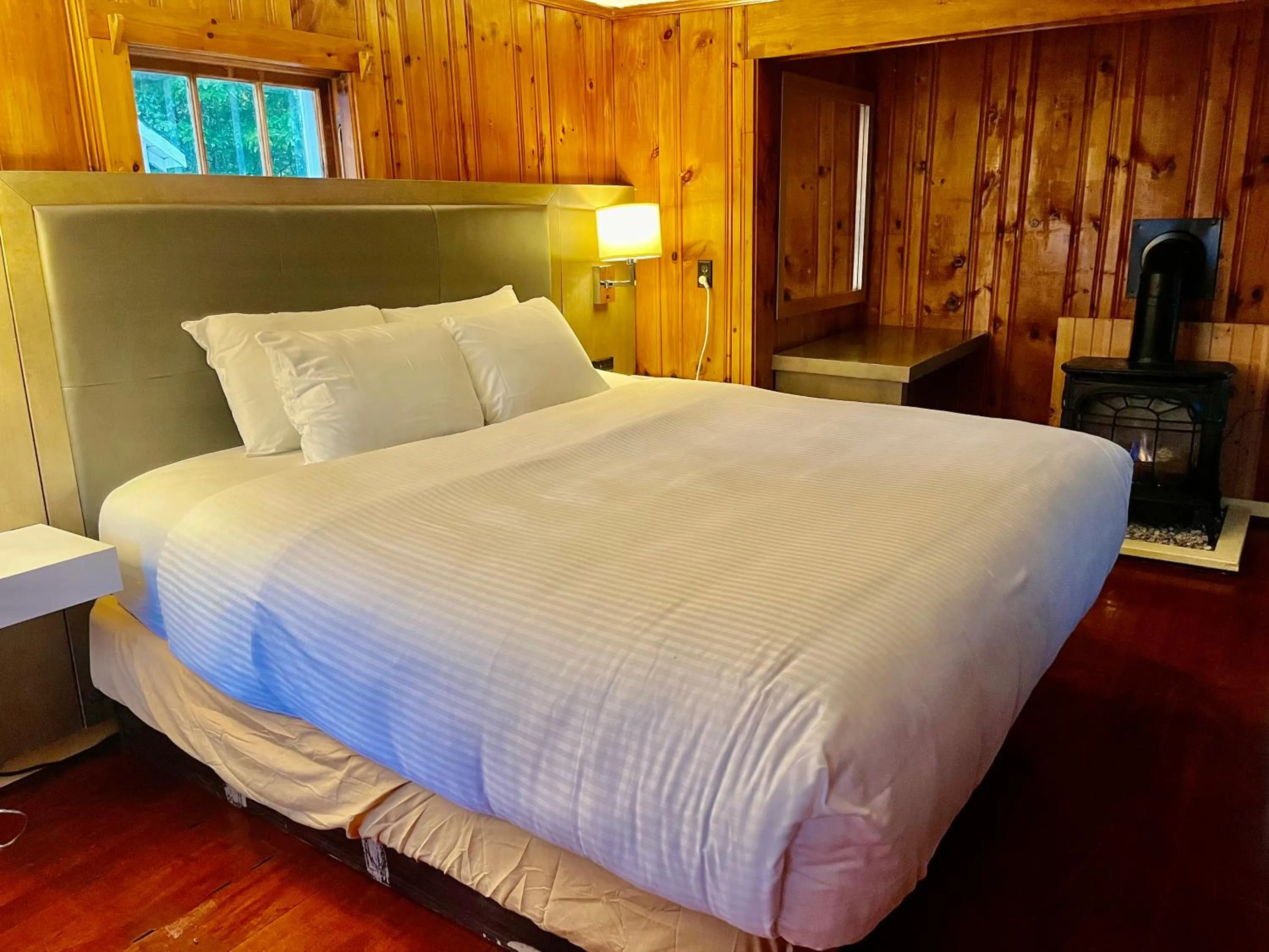 Bed in White Mountain Cottages