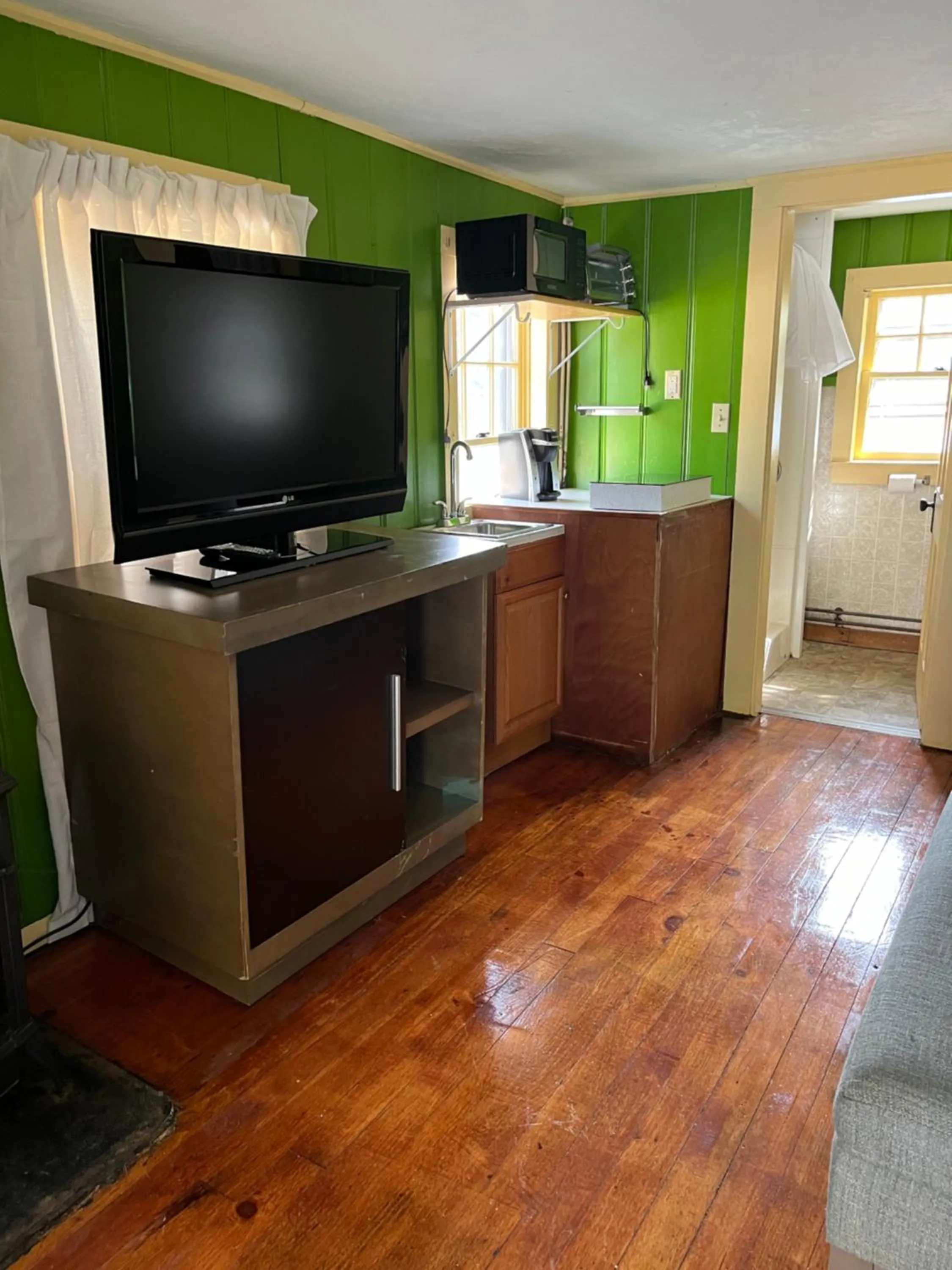 Communal lounge/ TV room in White Mountain Cottages