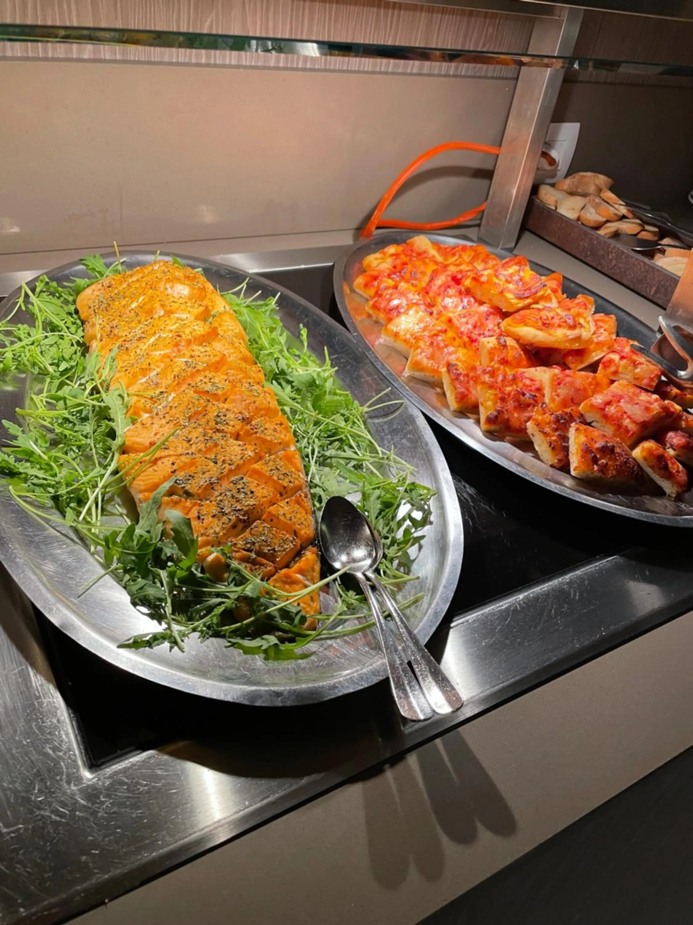 Restaurant/places to eat in Hotel Montreal