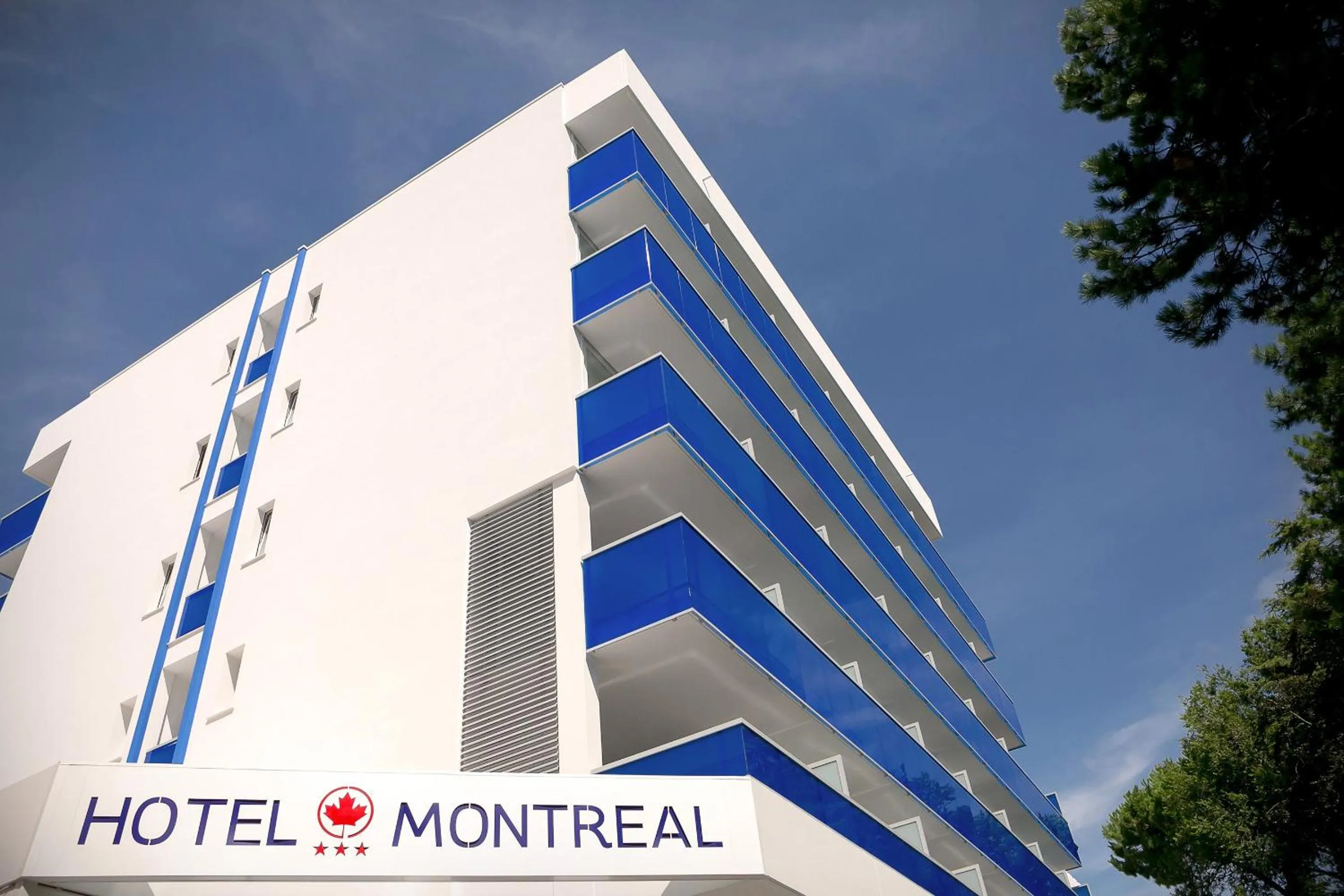 Facade/entrance in Hotel Montreal