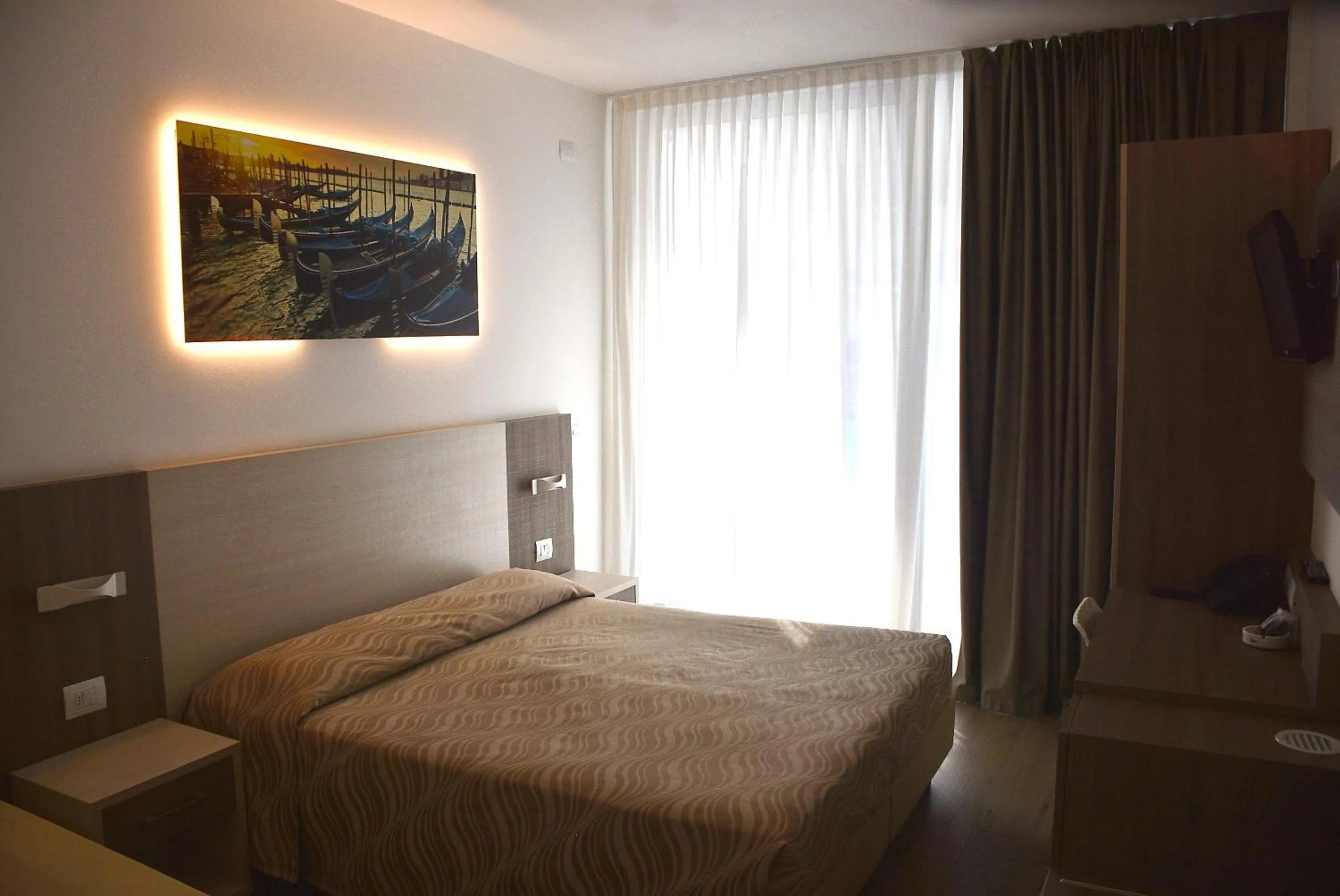 Photo of the whole room, Bed in Hotel Montreal