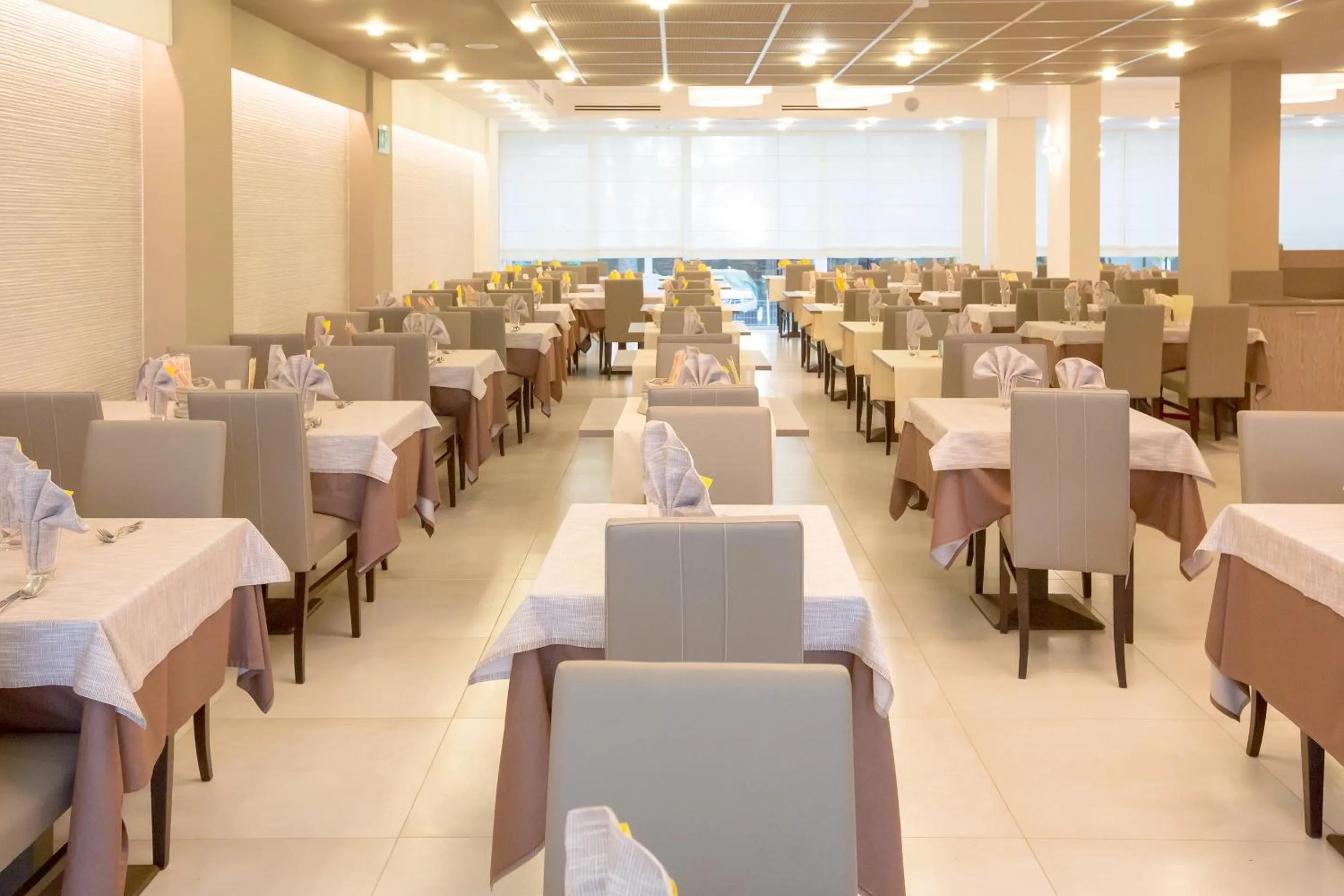 Restaurant/places to eat in Hotel Montreal