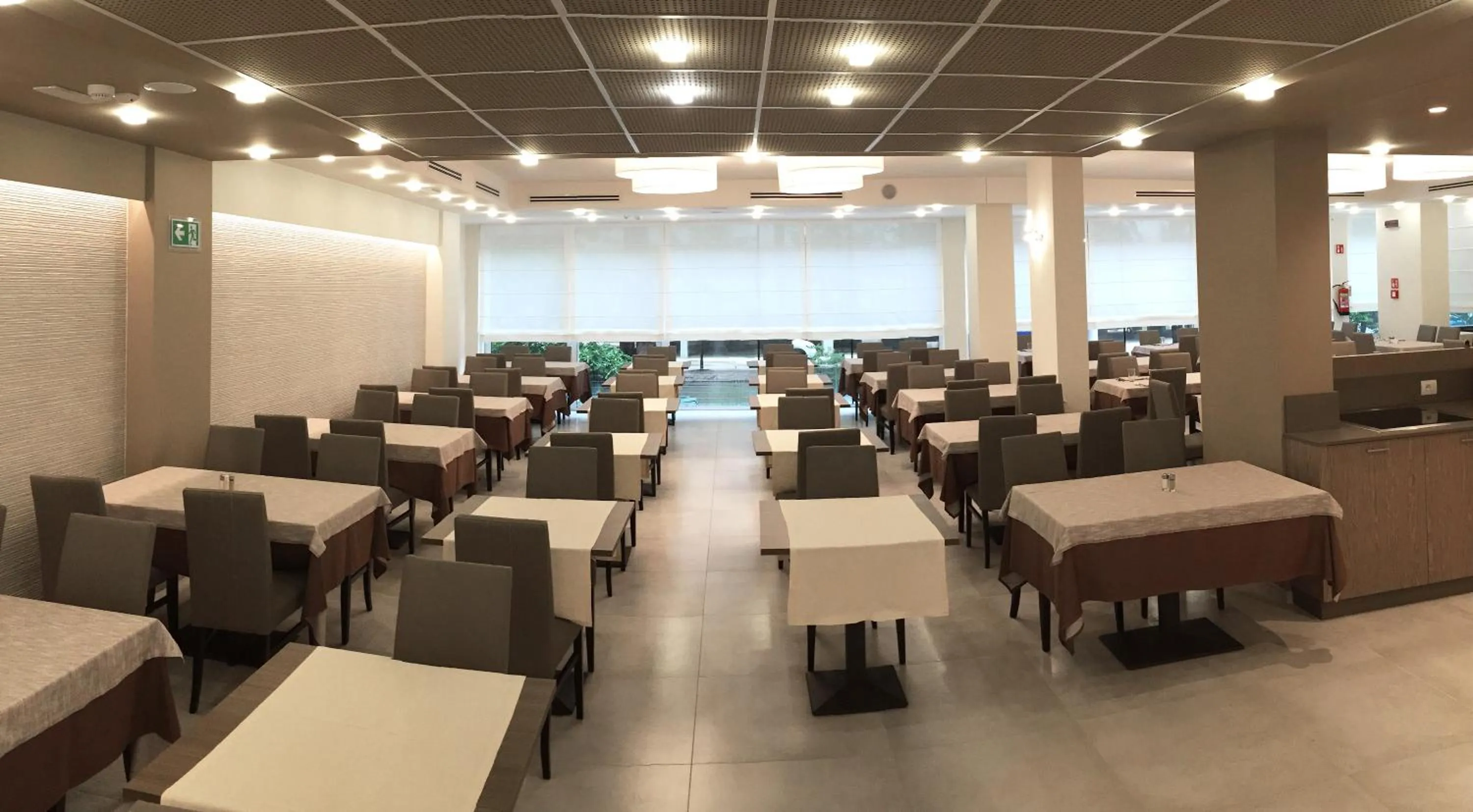 Restaurant/places to eat in Hotel Montreal