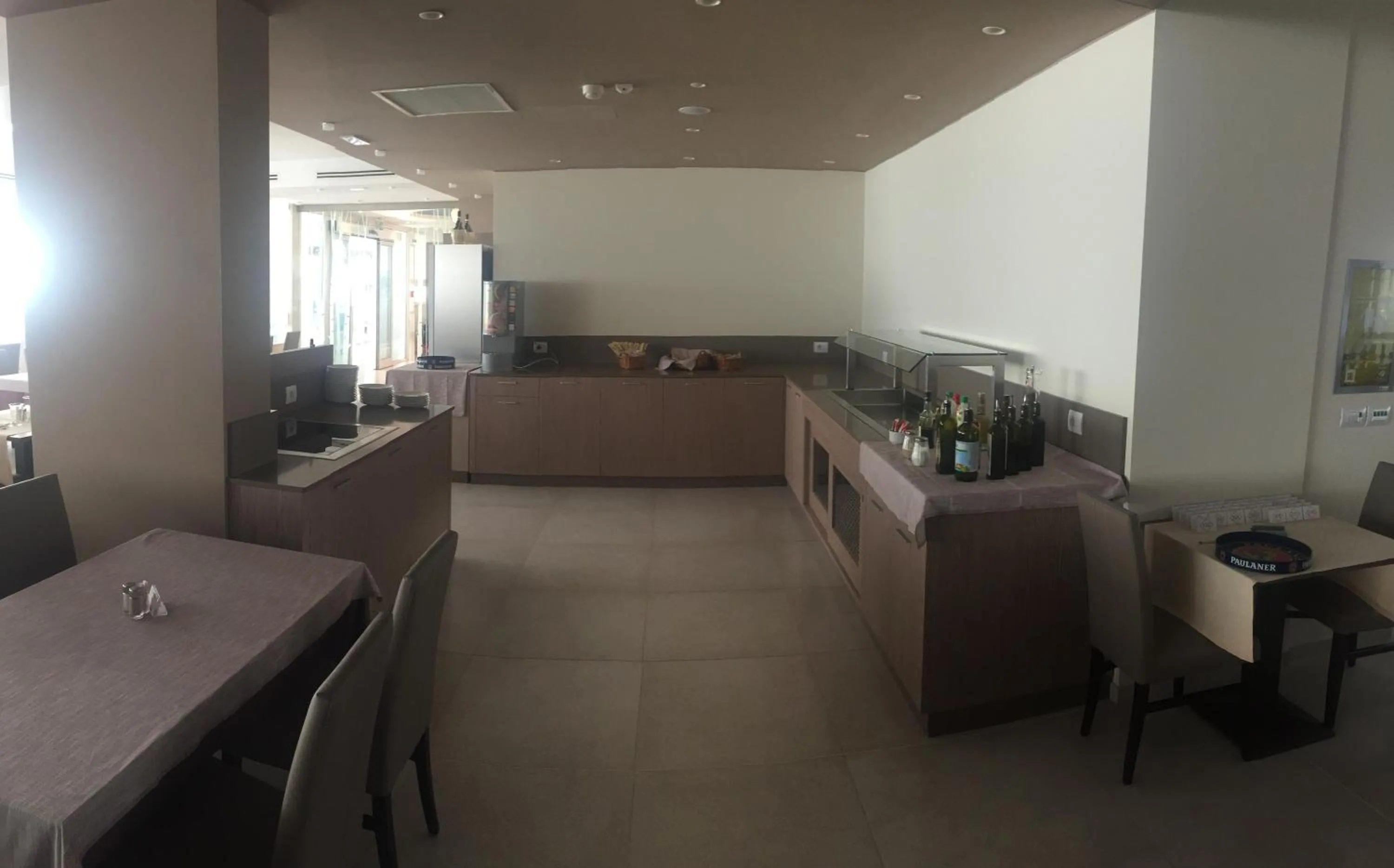 Restaurant/places to eat in Hotel Montreal