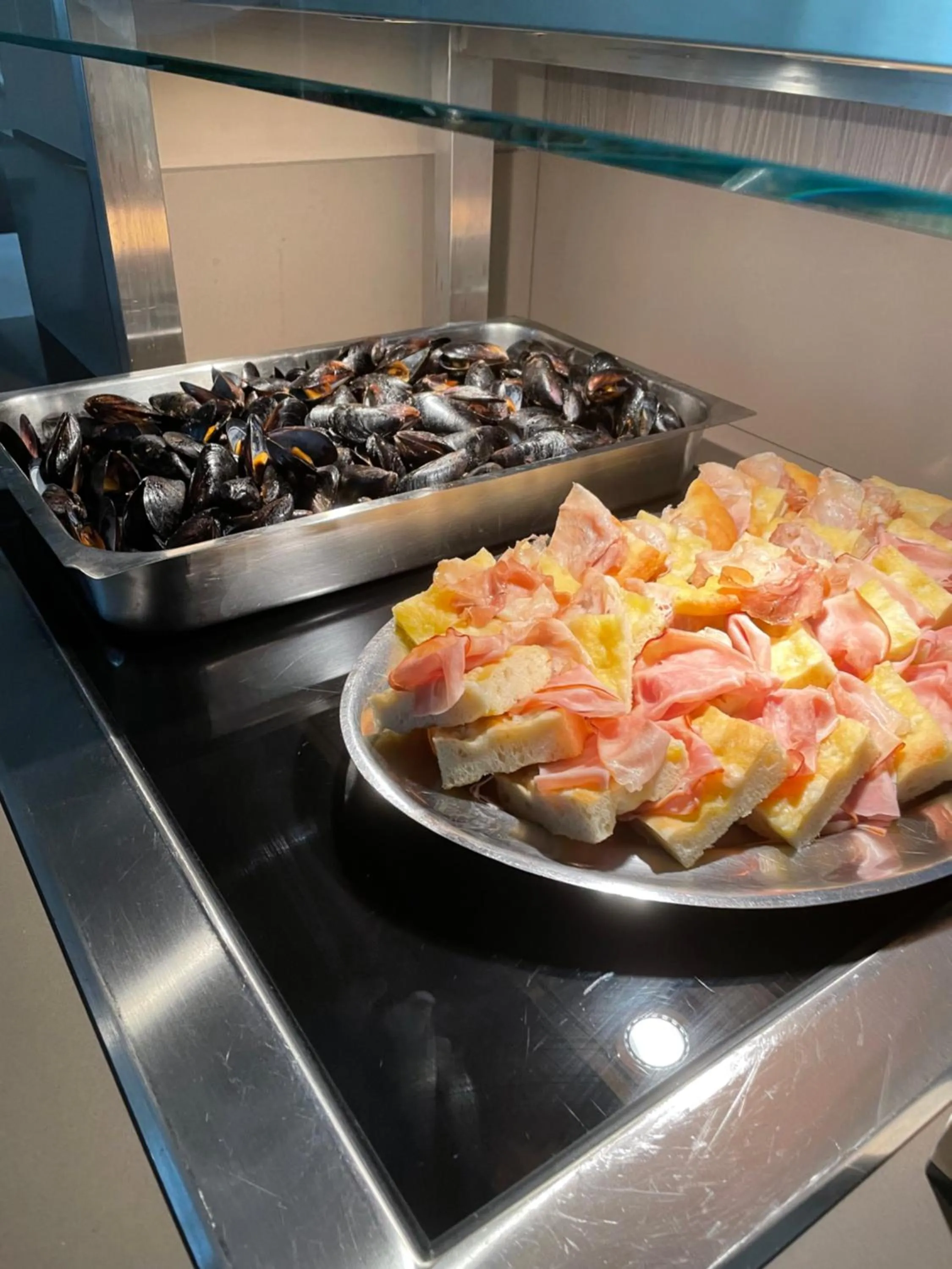 Restaurant/places to eat in Hotel Montreal