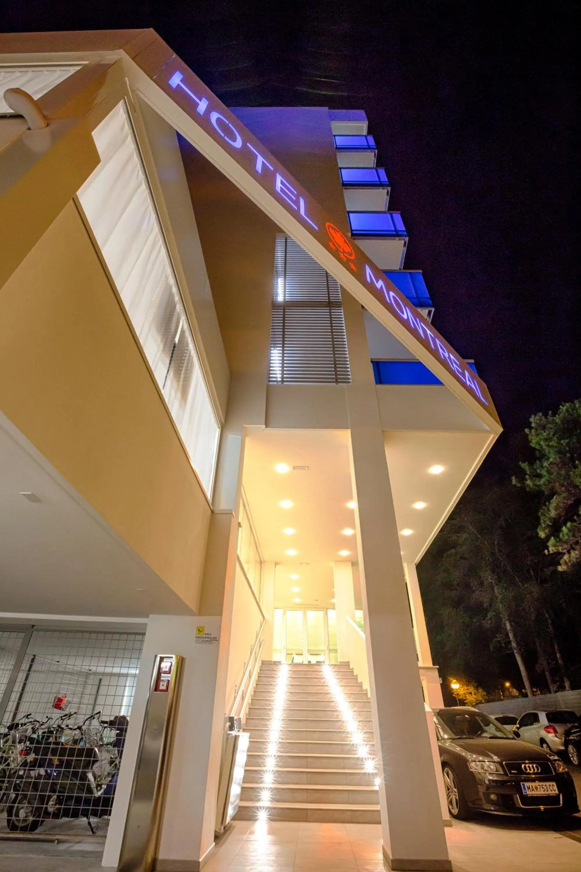 Facade/entrance in Hotel Montreal