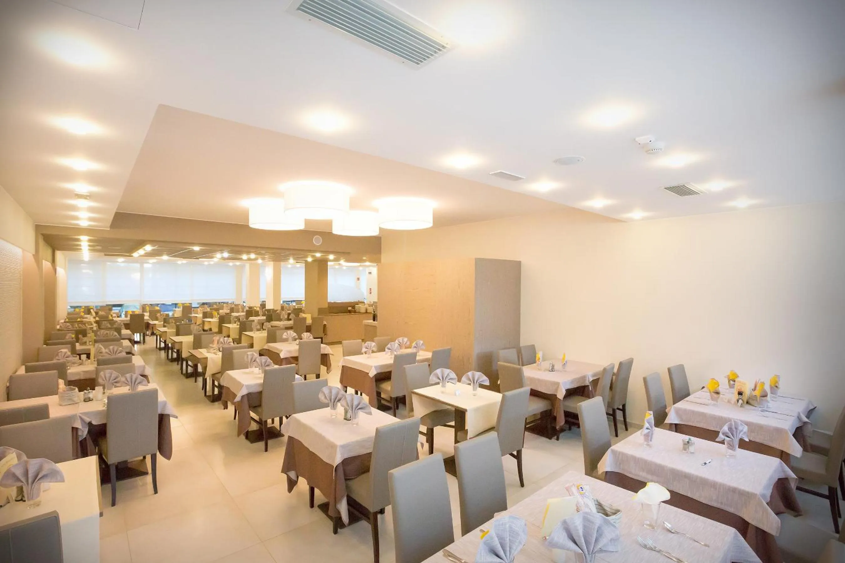 Restaurant/places to eat in Hotel Montreal