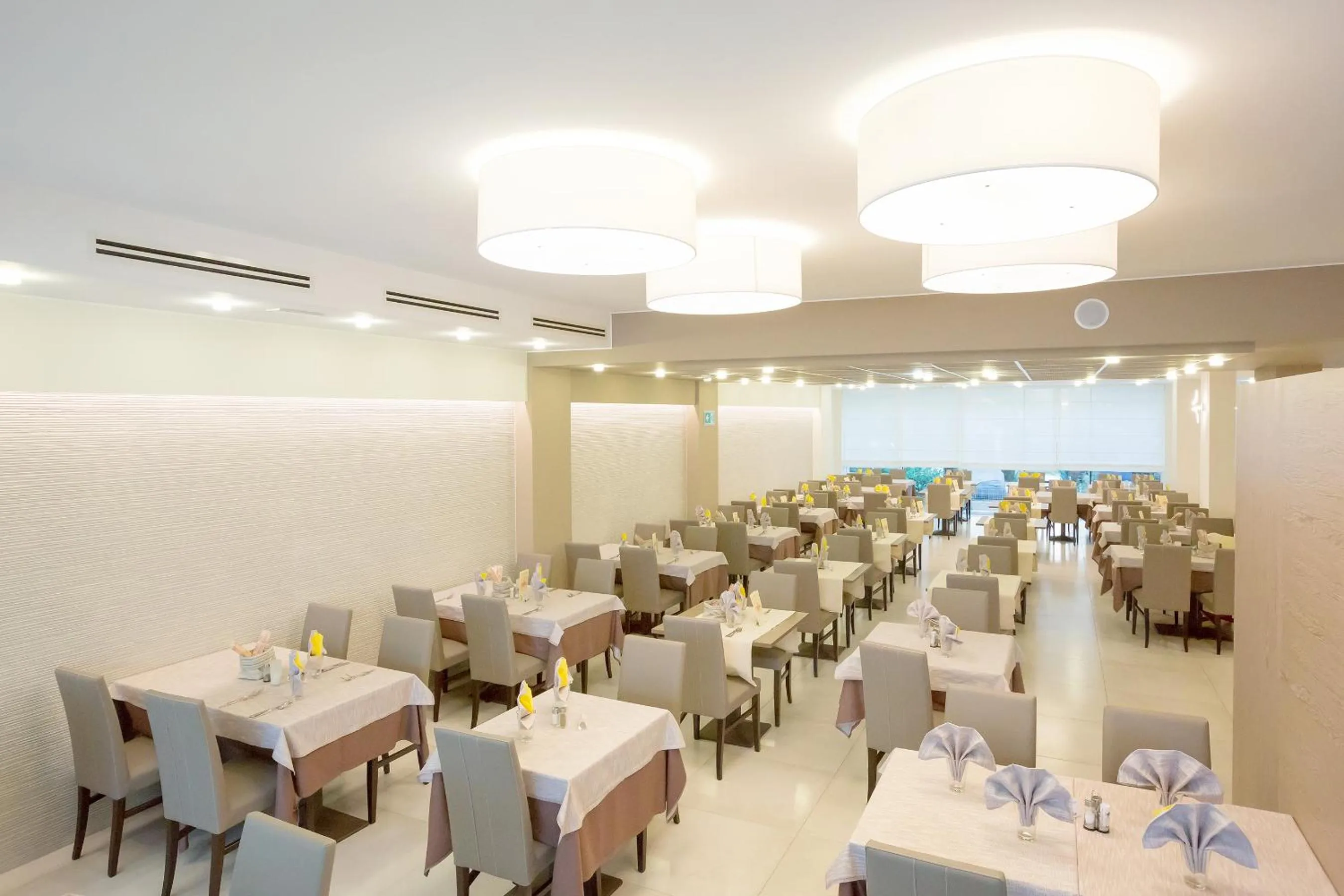 Restaurant/places to eat in Hotel Montreal