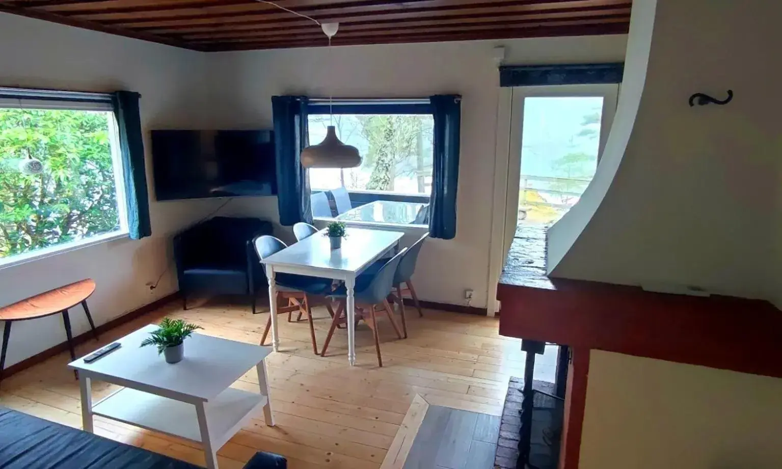 Large Two-Bedroom House (6 Adults) in Långasjönäs Camping & Stugby Large Two-Bedroom House (6 Adults) in Långasjönäs Camping & Stugby