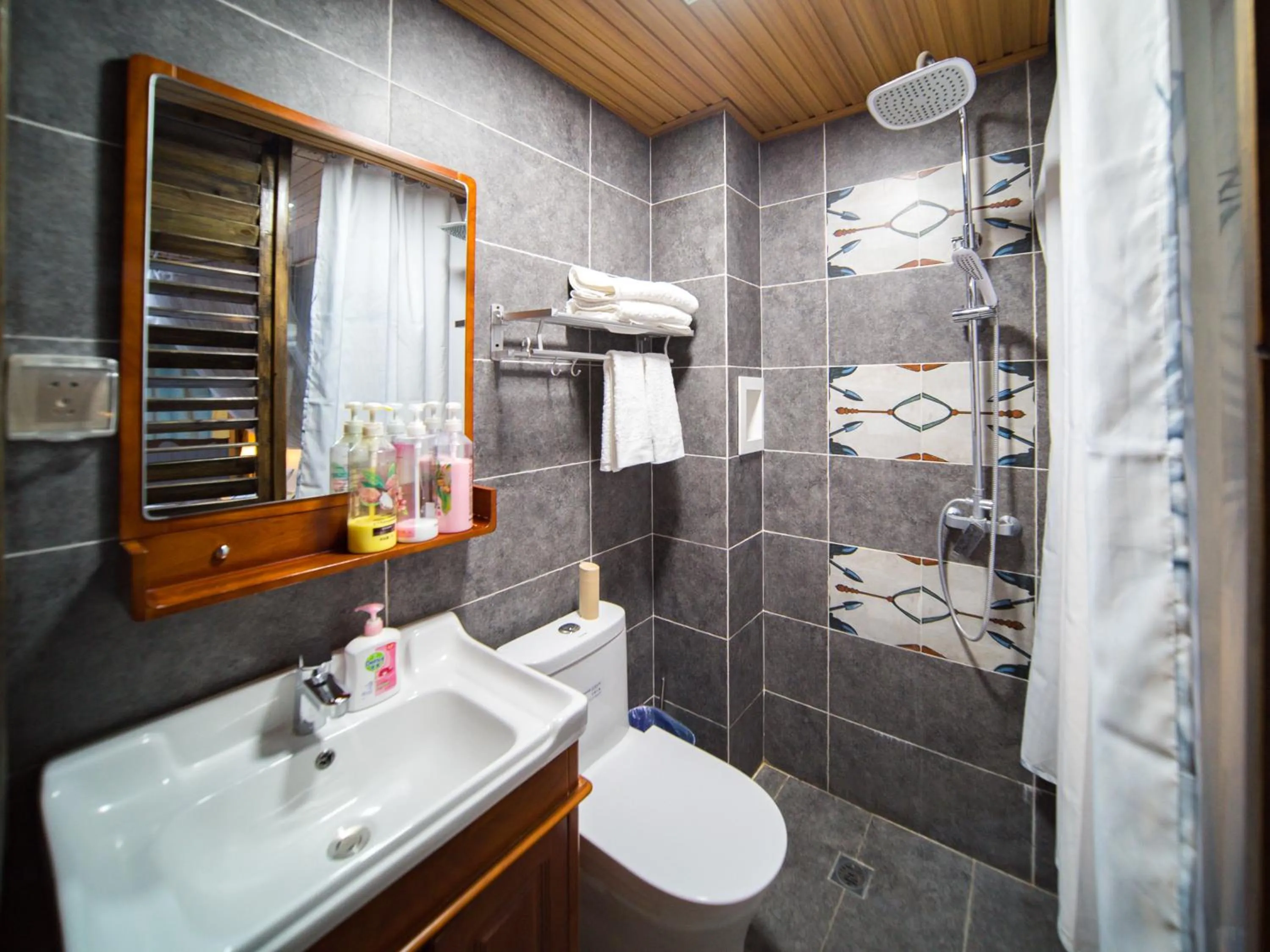 Shower in Tuo Tuo Guest House