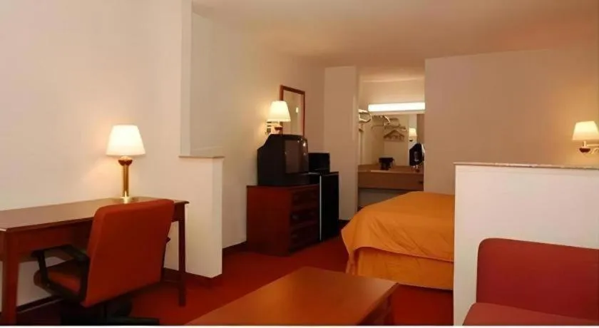 Bed in Econo Lodge Inn & Suites Forest