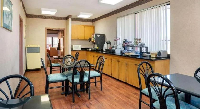 Econo Lodge Inn & Suites Forest