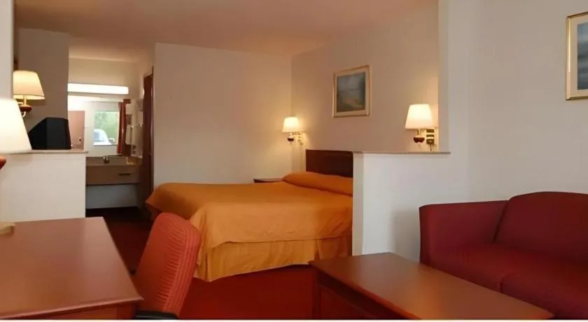 Bed in Econo Lodge Inn & Suites Forest