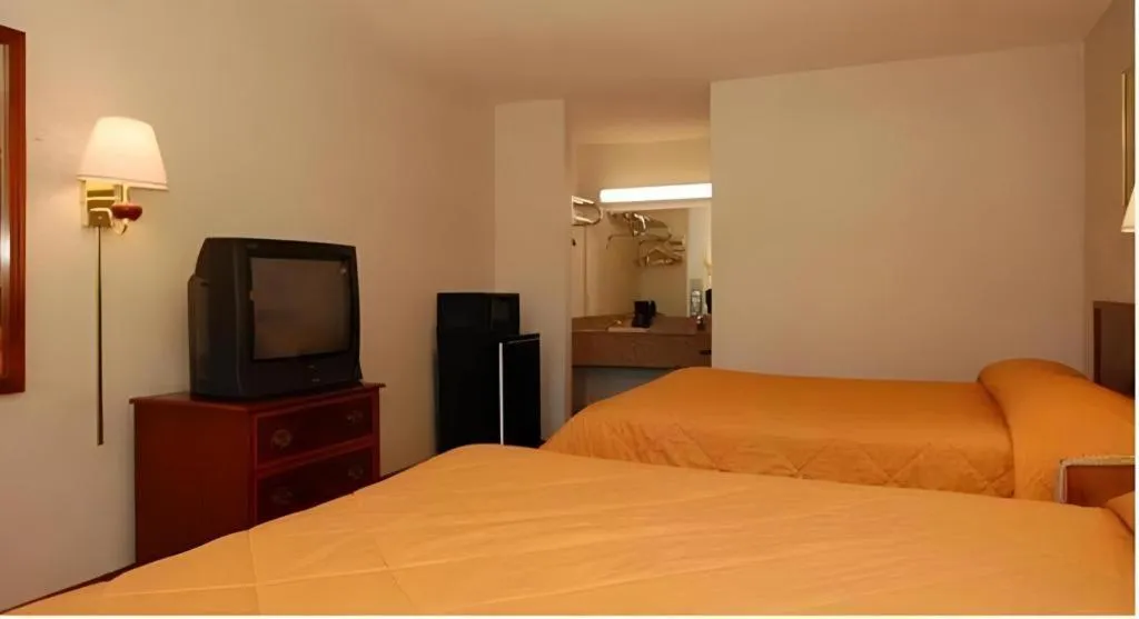 Bed in Econo Lodge Inn & Suites Forest