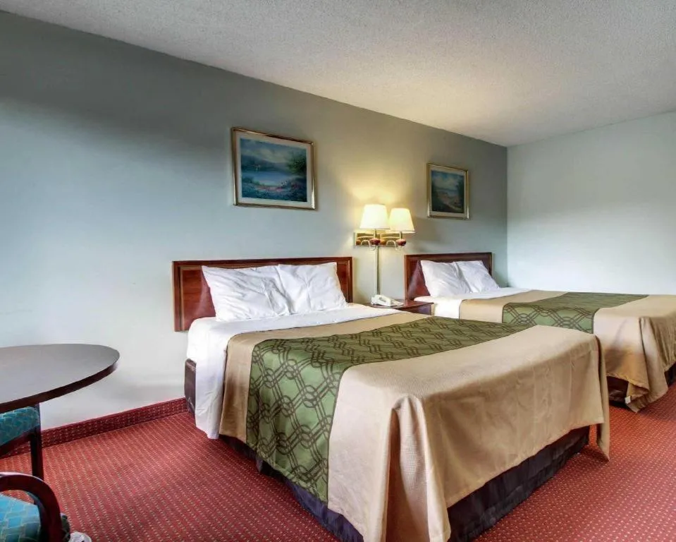 Bed in Econo Lodge Inn & Suites Forest