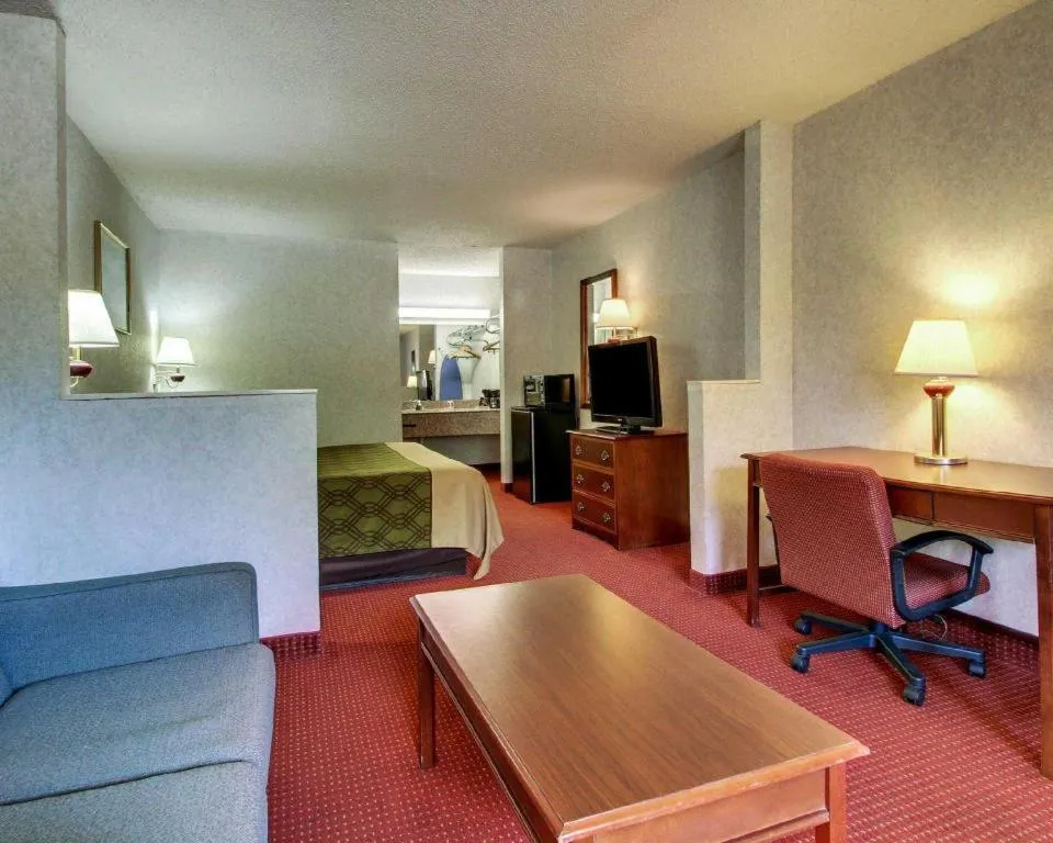 Econo Lodge Inn & Suites Forest
