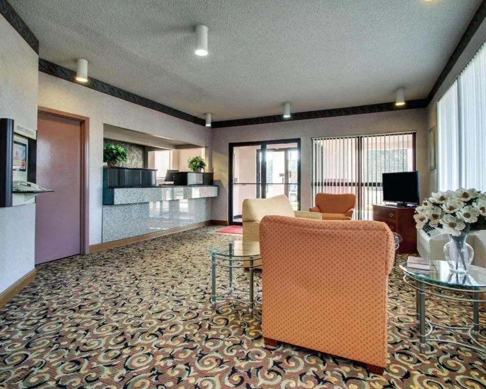 Econo Lodge Inn & Suites Forest