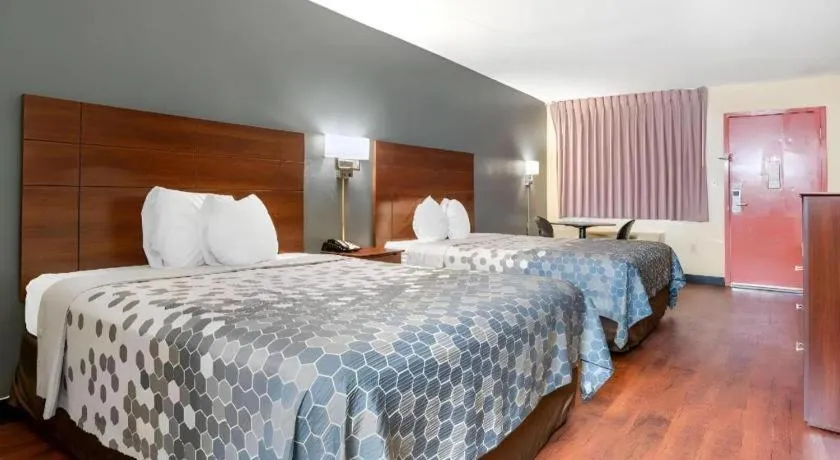 Bed in Econo Lodge Inn & Suites Forest