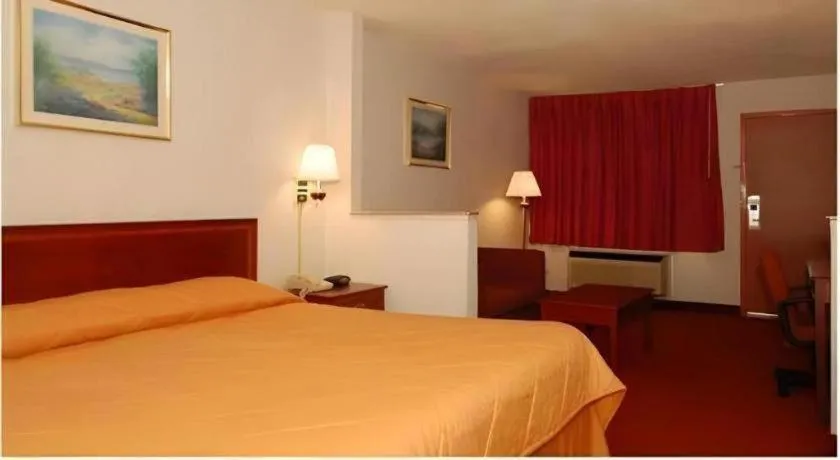 Bed in Econo Lodge Inn & Suites Forest