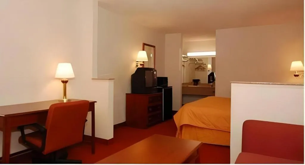 Bed in Econo Lodge Inn & Suites Forest