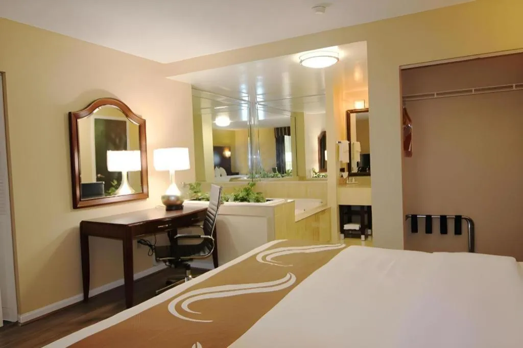 Bed in Quality Inn & Suites Franklin