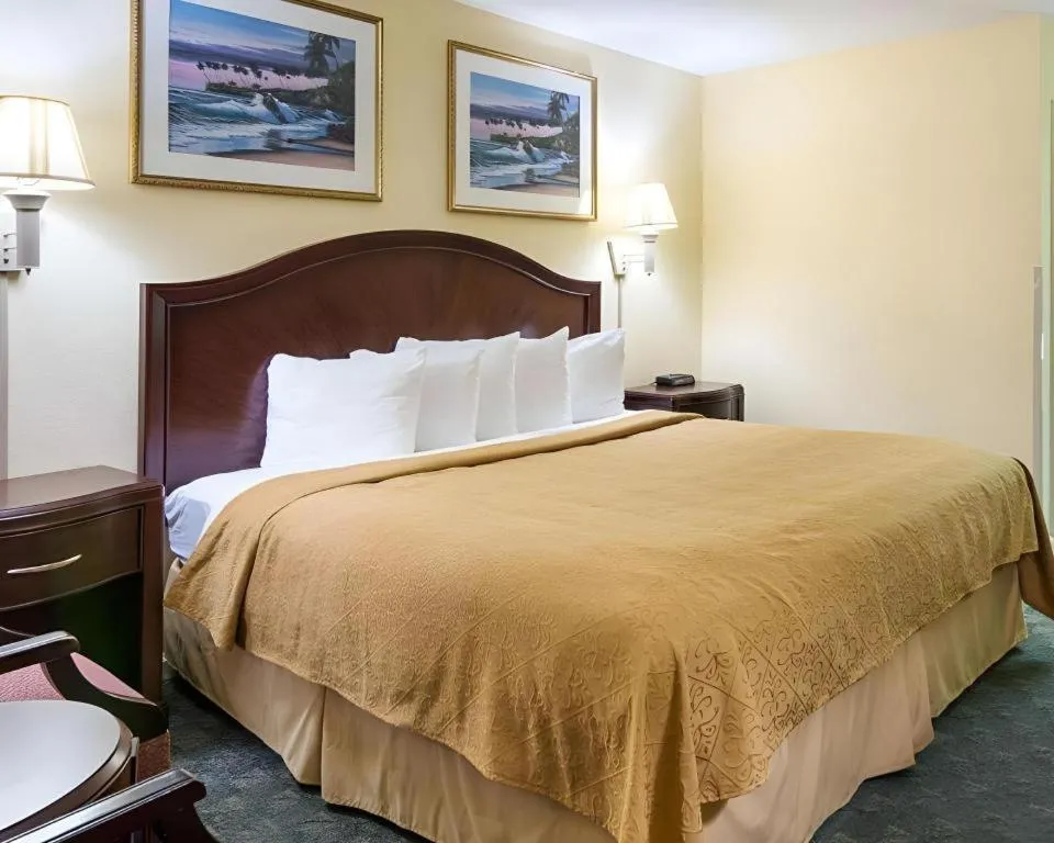 Bed in Quality Inn & Suites Franklin