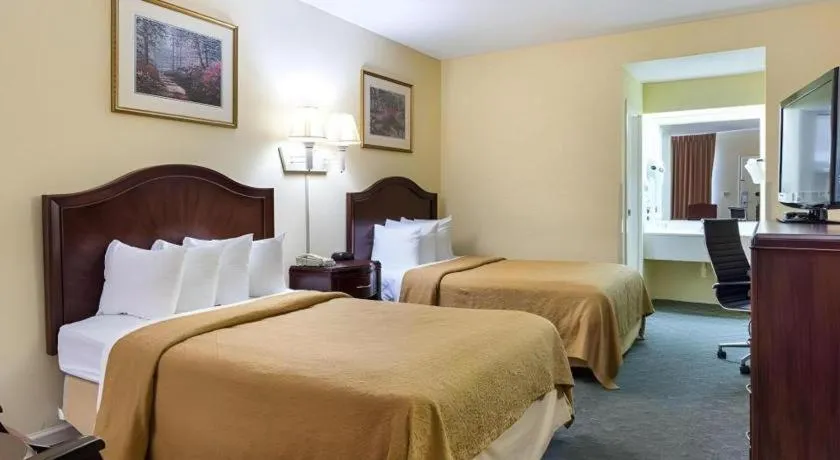 Bed in Quality Inn & Suites Franklin