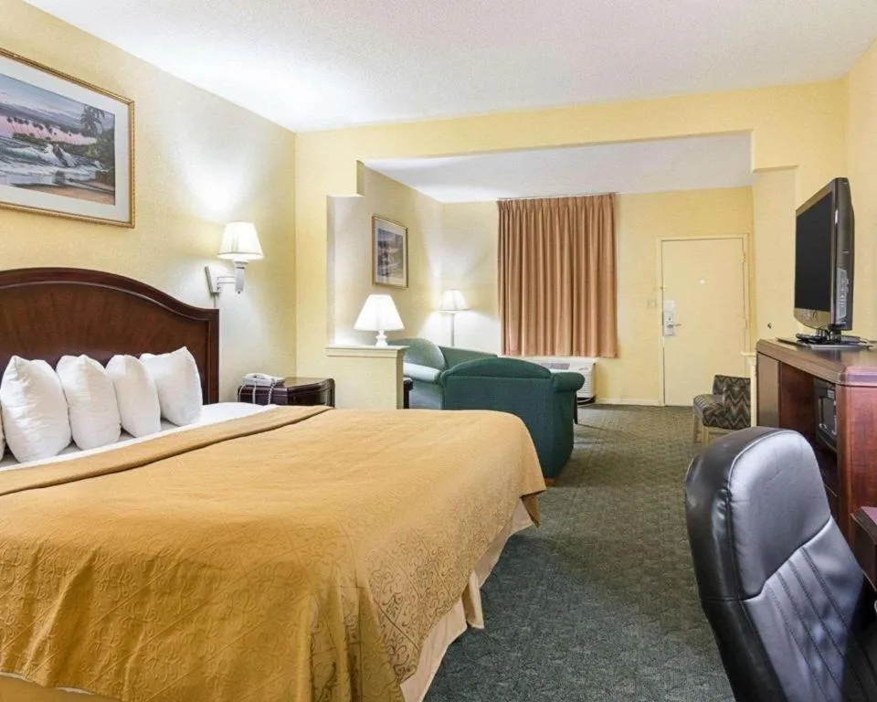 Bed in Quality Inn & Suites Franklin