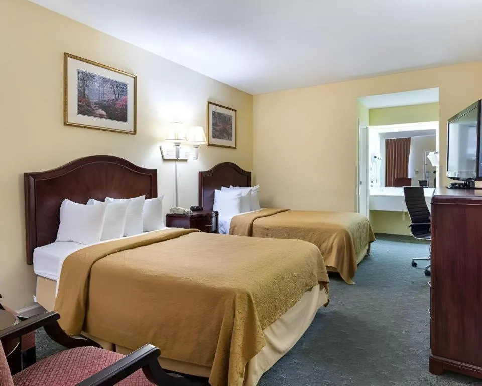 Bed in Quality Inn & Suites Franklin