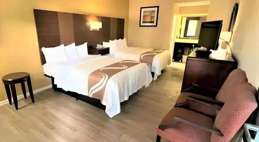 Bed in Quality Inn & Suites Franklin