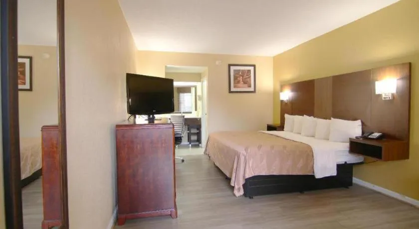 Bed in Quality Inn & Suites Franklin