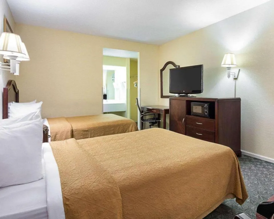 Bed in Quality Inn & Suites Franklin