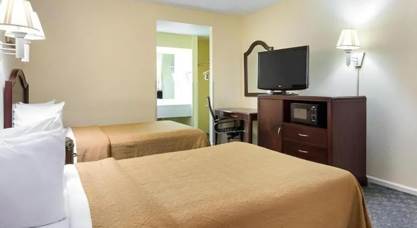 Bed in Quality Inn & Suites Franklin