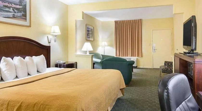 Bed in Quality Inn & Suites Franklin