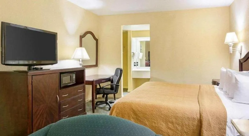 Bed in Quality Inn & Suites Franklin