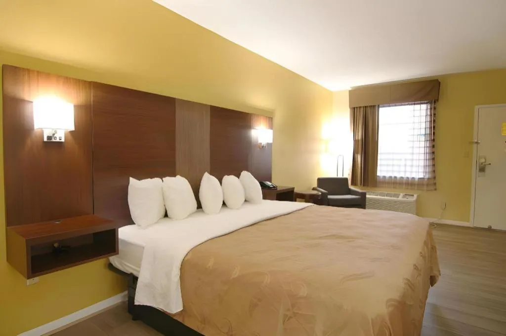 Bed in Quality Inn & Suites Franklin