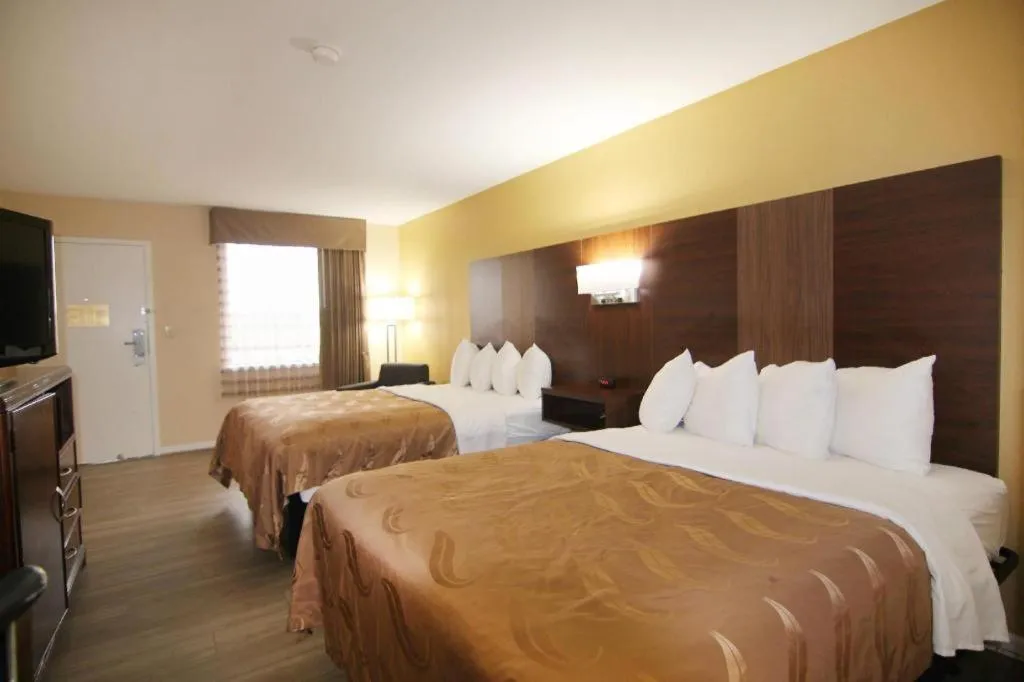 Bed in Quality Inn & Suites Franklin