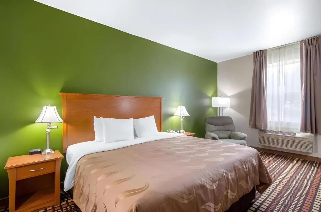 Bed in Quality Inn Kearney - Liberty