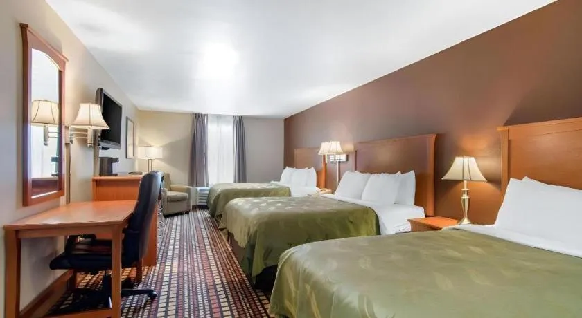 Bed in Quality Inn Kearney - Liberty