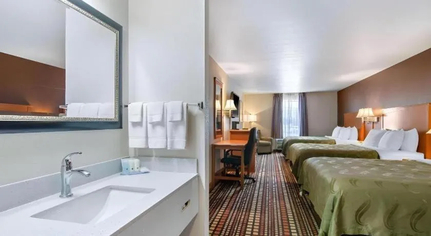 Bed in Quality Inn Kearney - Liberty