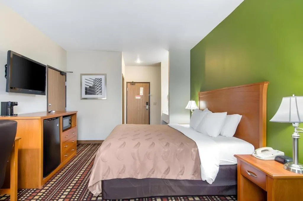 Bed in Quality Inn Kearney - Liberty