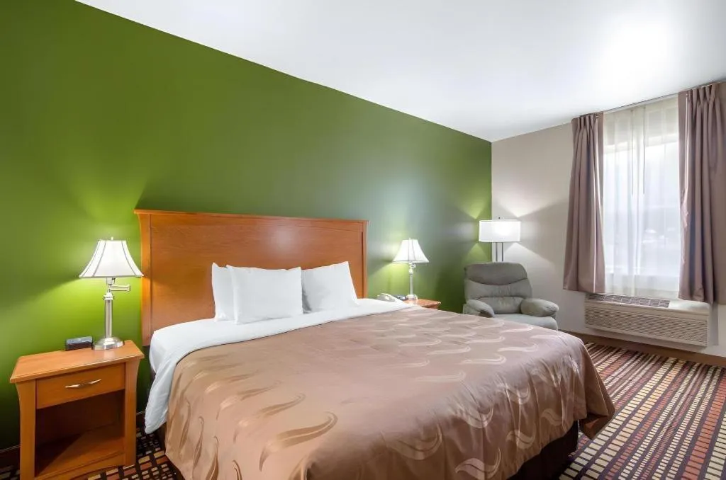 Bed in Quality Inn Kearney - Liberty