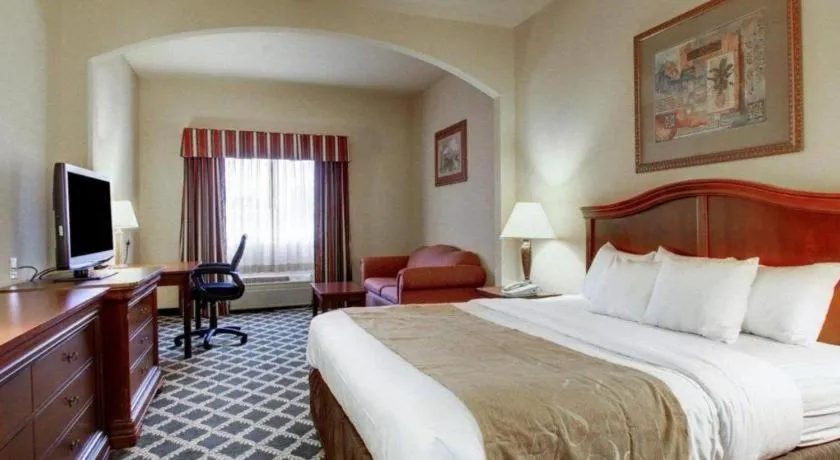 Bed in Clarion Suites Vidalia Riverfront